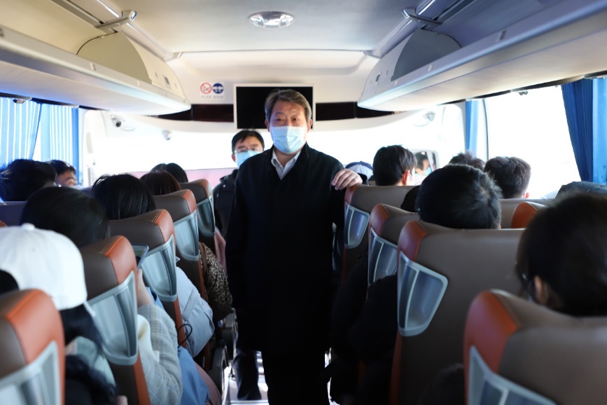 校党委书记刘贵芹、校长谭天伟分别带队检查指导学生返校工作
